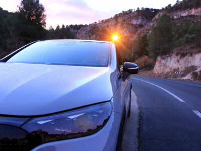 Revolución en la seguridad vial con las luces de emergencia homologadas y conectadas con la DGT 3.0