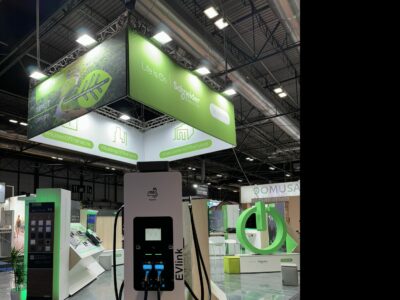 Schneider Electric lanza EVlink Pro DC 180kW, una estación de carga rápida de Vehículo Eléctrico para avanzar en la electrificación de edificios, aparcamientos y flotas