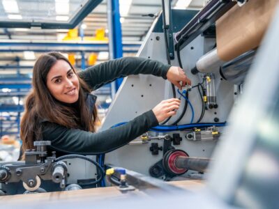 Kampe lanza modelo de aprendizaje que combate el desempleo juvenil y satisface la demanda de electricistas